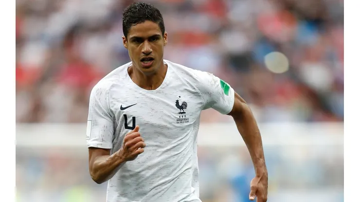 José Mourinho sigue insistiendo con reforzarse con Raphaël Varane