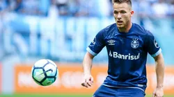 Arthur con la camiseta de Gremio.