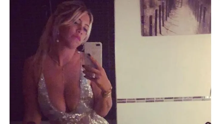 Con una foto desde arriba, Wanda volvió a lucir su vestidito brillante y muy escotado