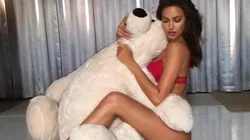 Irina Shayk se sacó toda la ropa y solo se dejó la bufanda de Rusia