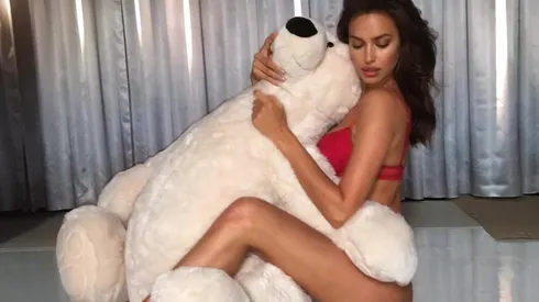 Irina Shayk se sacó toda la ropa y solo se dejó la bufanda de Rusia