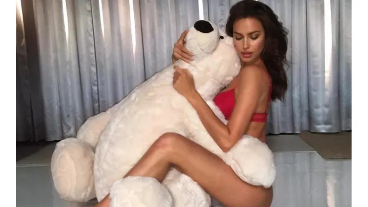Irina Shayk se sacó toda la ropa y solo se dejó la bufanda de Rusia