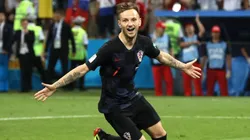 ¡ADENTRO! Rakitic la cruzó suave y no se puso nervioso.