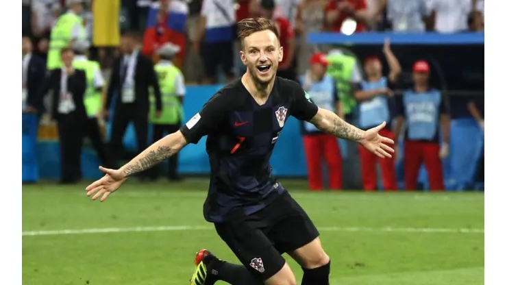 ¡ADENTRO! Rakitic la cruzó suave y no se puso nervioso.
