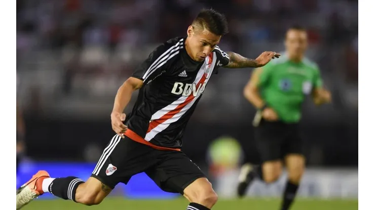 Carlos Auzqui con la camiseta de River Plate.