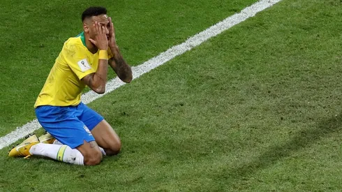Neymar se lamenta en el césped