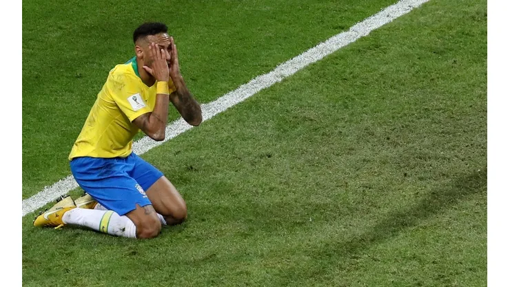 Neymar se lamenta en el césped