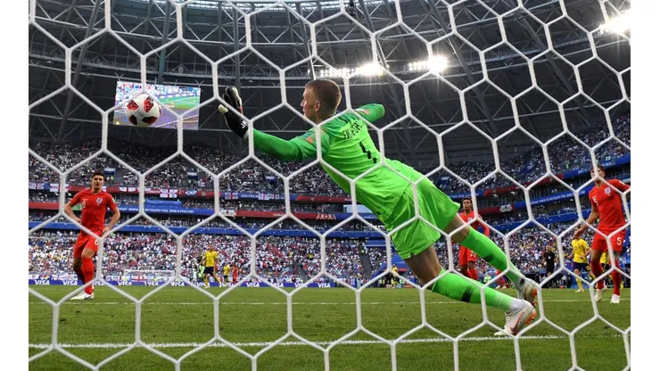 EL UNO. Jordan Pickford vuela en el segundo tiempo ante Suecia en el triunfo de Inglaterra (Foto: Getty).