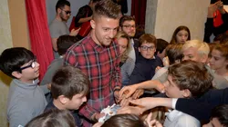EL ÍDOLO DE LOS NIÑOS. Milinkovic-Savic en un evento de Lazio ante estudiantes (Foto: Getty).