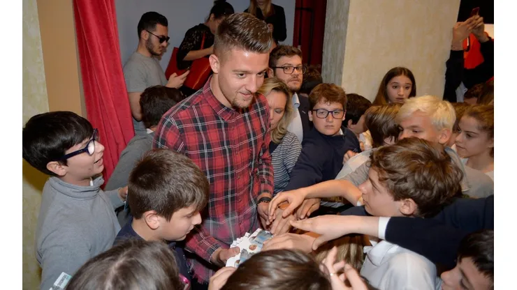 EL ÍDOLO DE LOS NIÑOS. Milinkovic-Savic en un evento de Lazio ante estudiantes (Foto: Getty).