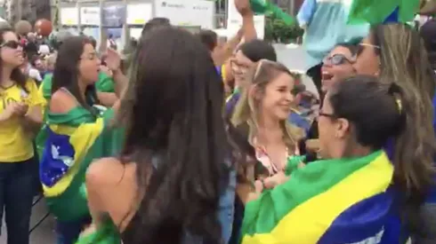 Aficionadas verdeamarelhas alentaron a Brasil pese a quedar eliminadas del Mundial.