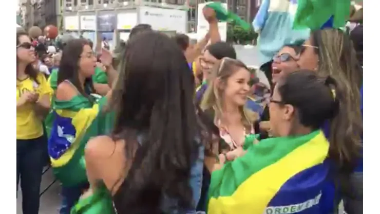 Aficionadas verdeamarelhas alentaron a Brasil pese a quedar eliminadas del Mundial.