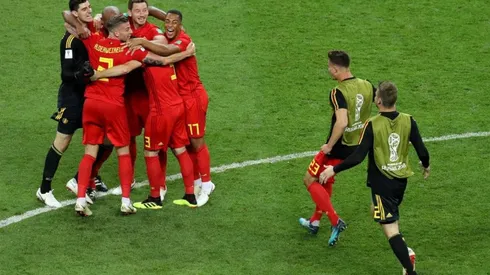 ¡DURO! Alderweireld le pegó a los brasileros.