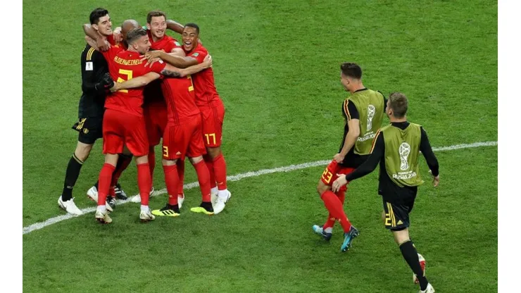 ¡DURO! Alderweireld le pegó a los brasileros.