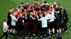 Todo el plantel de Bélgica celebra un triunfo histórico.