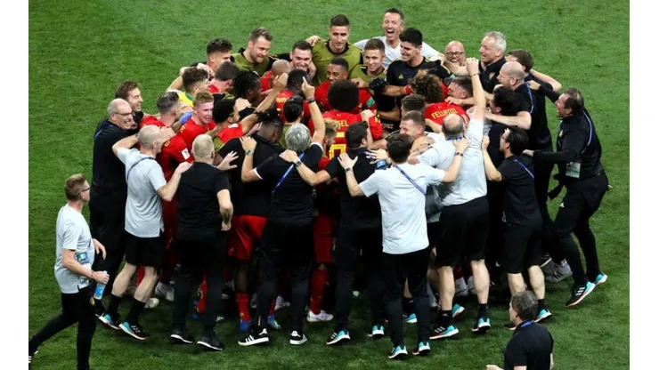 Todo el plantel de Bélgica celebra un triunfo histórico.