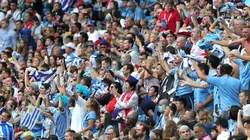 La gente de Uruguay despidió al equipo cantando y revoleando la camiseta