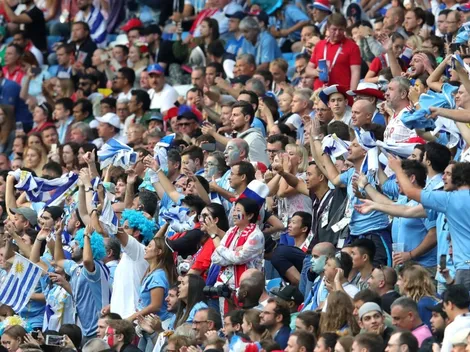 La gente de Uruguay despidió al equipo cantando y revoleando la camiseta