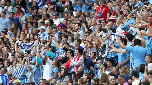La gente de Uruguay despidió al equipo cantando y revoleando la camiseta