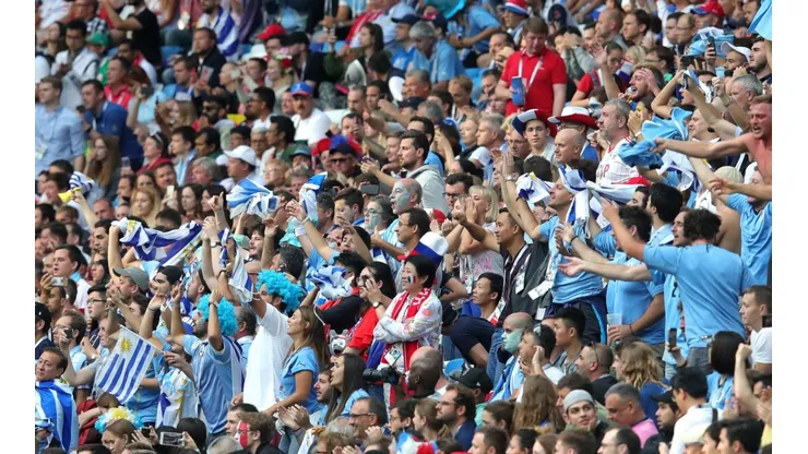 La gente de Uruguay despidió al equipo cantando y revoleando la camiseta
