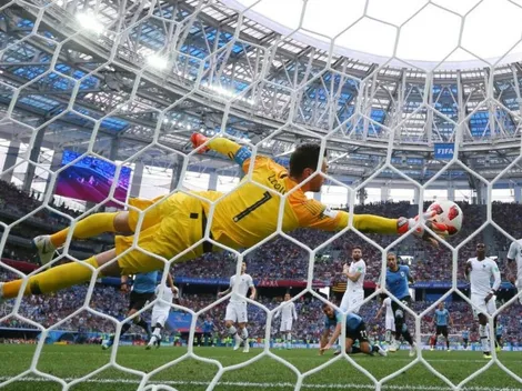 Lloris sacó la pelota del Mundial y Godín la tiró a las nubes abajo del arco
