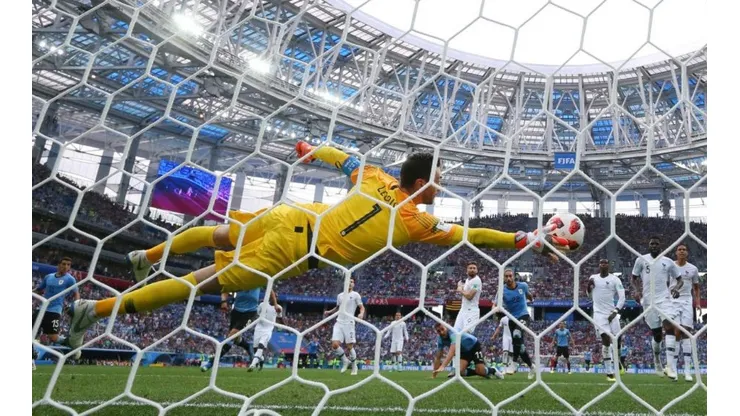 ¡ESTÁ DEMENTE! Llorís sacó una pelota descomunal.