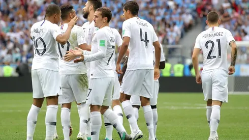 NO LO FESTEJÓ. Griezmann es el único que sonríe de los jugadores de Francia (Foto: Getty).