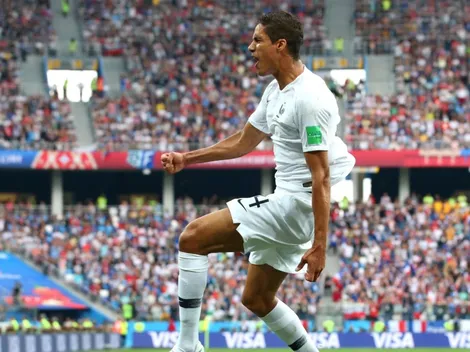 Con su propia medicina: Varane le cabeceó a Godín y le marcó a Uruguay