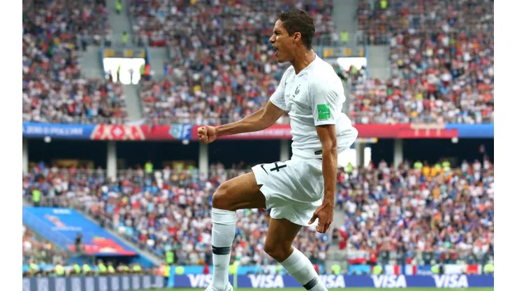 APARECIÓ EL CENTRAL. Varane adelanta a Francia de un cabezazo ante Uruguay (Foto: Getty).
