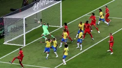 ADENTRO. Todo Brasil ya observa cómo se cuela el despeje fallido de Fernandinho ante Bélgica (Foto: Getty).