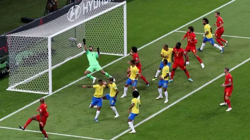ADENTRO. Todo Brasil ya observa cómo se cuela el despeje fallido de Fernandinho ante Bélgica (Foto: Getty).