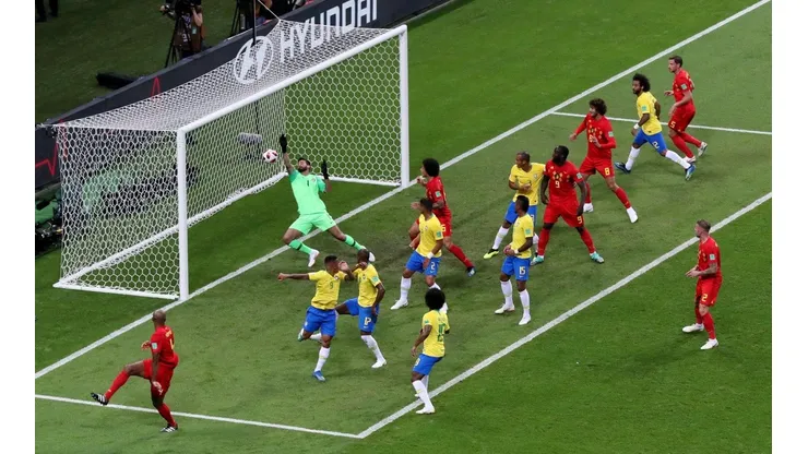 ADENTRO. Todo Brasil ya observa cómo se cuela el despeje fallido de Fernandinho ante Bélgica (Foto: Getty).