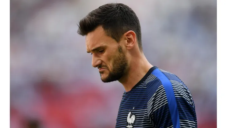 NO LE SINTIÓ EL SABOR. Hugo Lloris protagonizó la curiosidad del primer tiempo entre Uruguay-Francia (Foto: Getty).