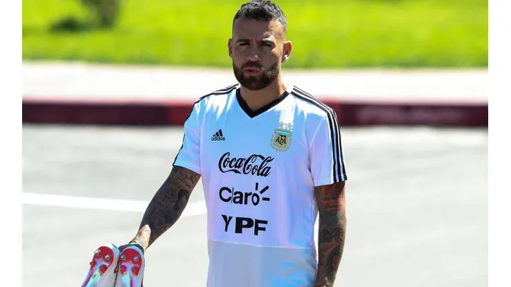 EL VIKINGO. Nicolás Otamendi con los botines antes del entrenamiento con la Selección Argentina (Foto: Getty).
