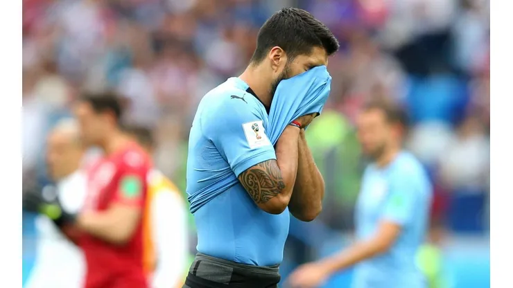 LA TRISTEZA DE LUCHO. Suárez llora después de la eliminación de Uruguay (Foto: Getty).