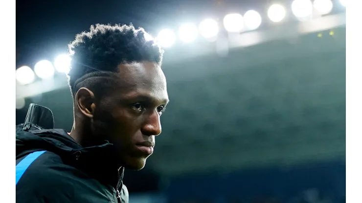Yerry Mina debe regresar a Barcelona para sumarse a la pretemporada, aunque su futuro es incierto.