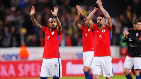 APLAUSOS PARA LA ROJA. Arturo Vidal saluda a la afición chilena después del amistoso contra Suecia (Foto: Getty).