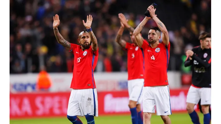 APLAUSOS PARA LA ROJA. Arturo Vidal saluda a la afición chilena después del amistoso contra Suecia (Foto: Getty).