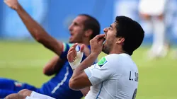 DONDE DUELE. Los franceses le recuerdan a Suárez su mordida en Brasil 2014.