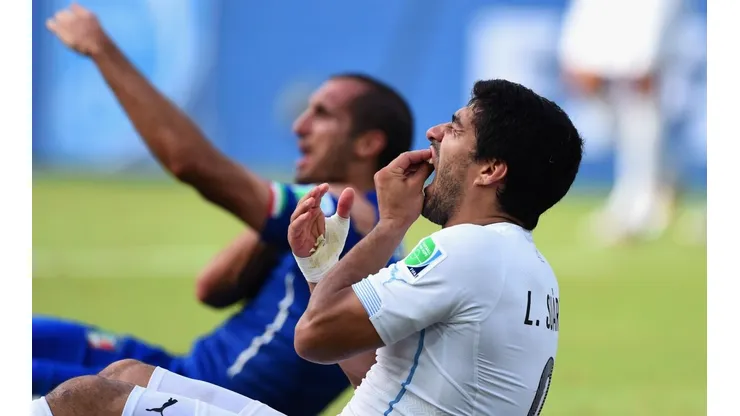 DONDE DUELE. Los franceses le recuerdan a Suárez su mordida en Brasil 2014.