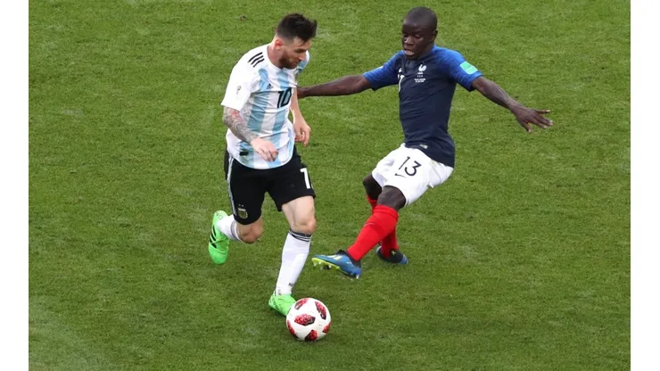 N'golo Kante quitándole un balón a Messi