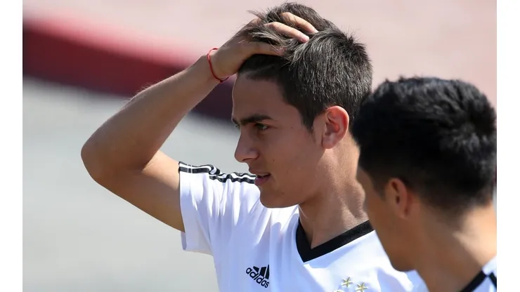 CAMBIO DE PELO. Paulo Dybala se cansó de su color y se pintó de plateado (Foto: Getty).