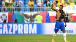 Neymar saluda a los hinchas