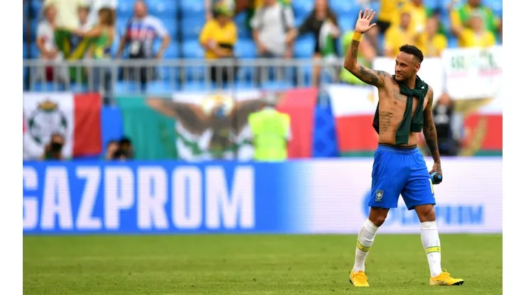 Neymar saluda a los hinchas