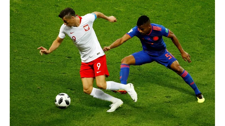 LA SOMBRA BARRIOS. Wilmar Barrios no deja tranquilo a Lewandowski en Colombia-Polonia (Foto: Getty).