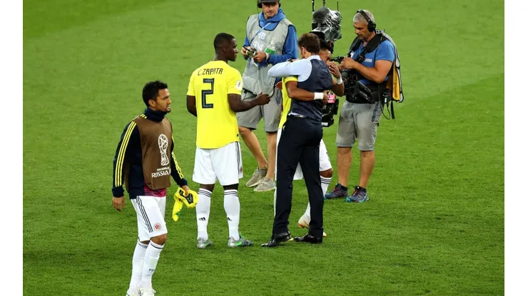 PREMIO FAIR PLAY. Southgate consuela a los jugadores de Colombia tras la eliminación (Foto: Getty).