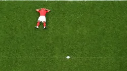 Un jugador de Suiza se lamenta en el piso