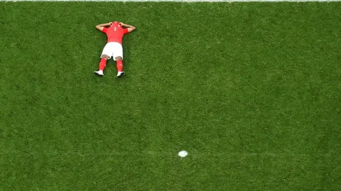 Un jugador de Suiza se lamenta en el piso