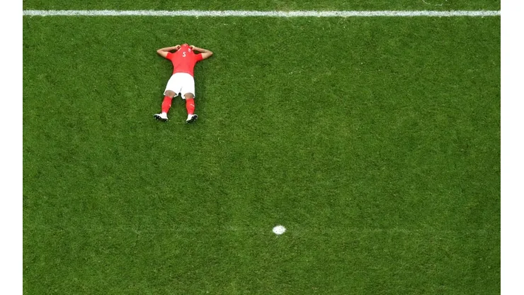 Un jugador de Suiza se lamenta en el piso