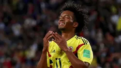 Juan Guillermo Cuadrado se lamenta por el gol errado.